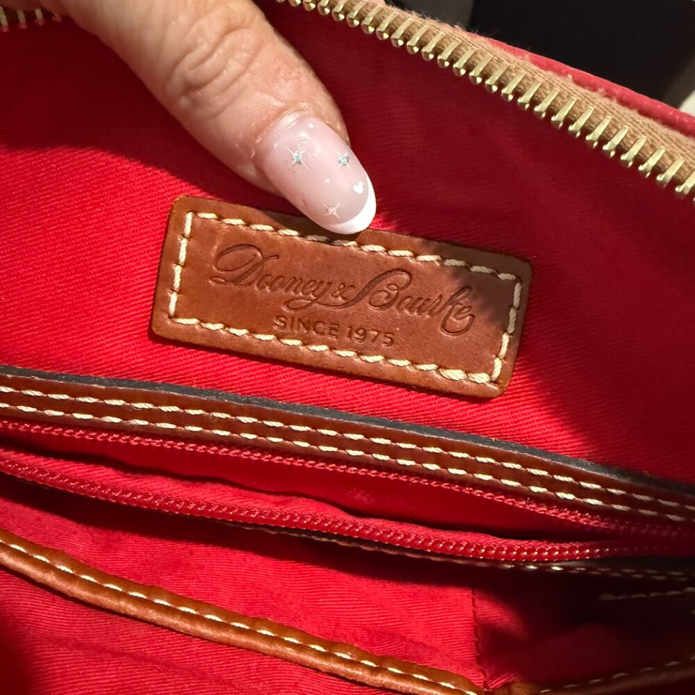 🔥 Dooney & Bourke Red Pebble Leather Shoulder Bag – A Bold Classic 🔥 - Picture 4 of 7